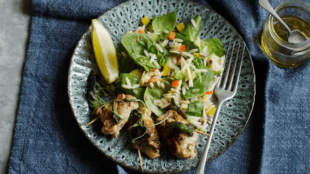 Risonisallad med fläskfilérullader