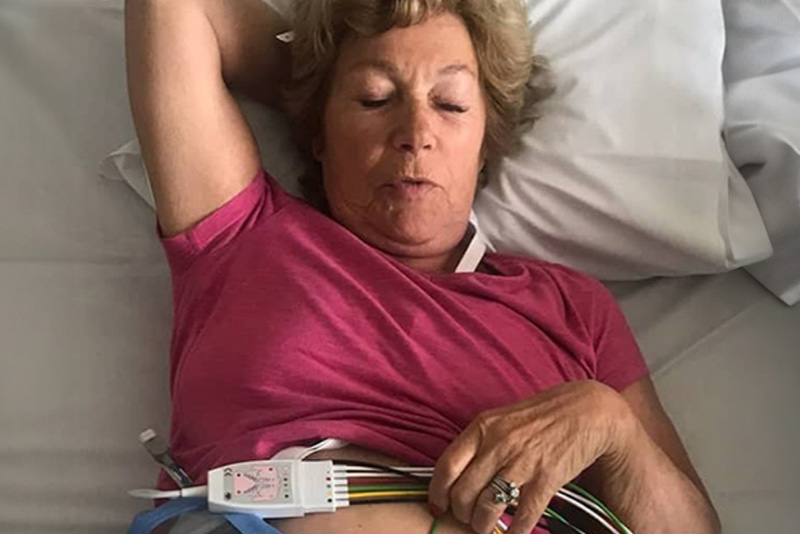 Amelia Adamo ligger i sjukhussängen