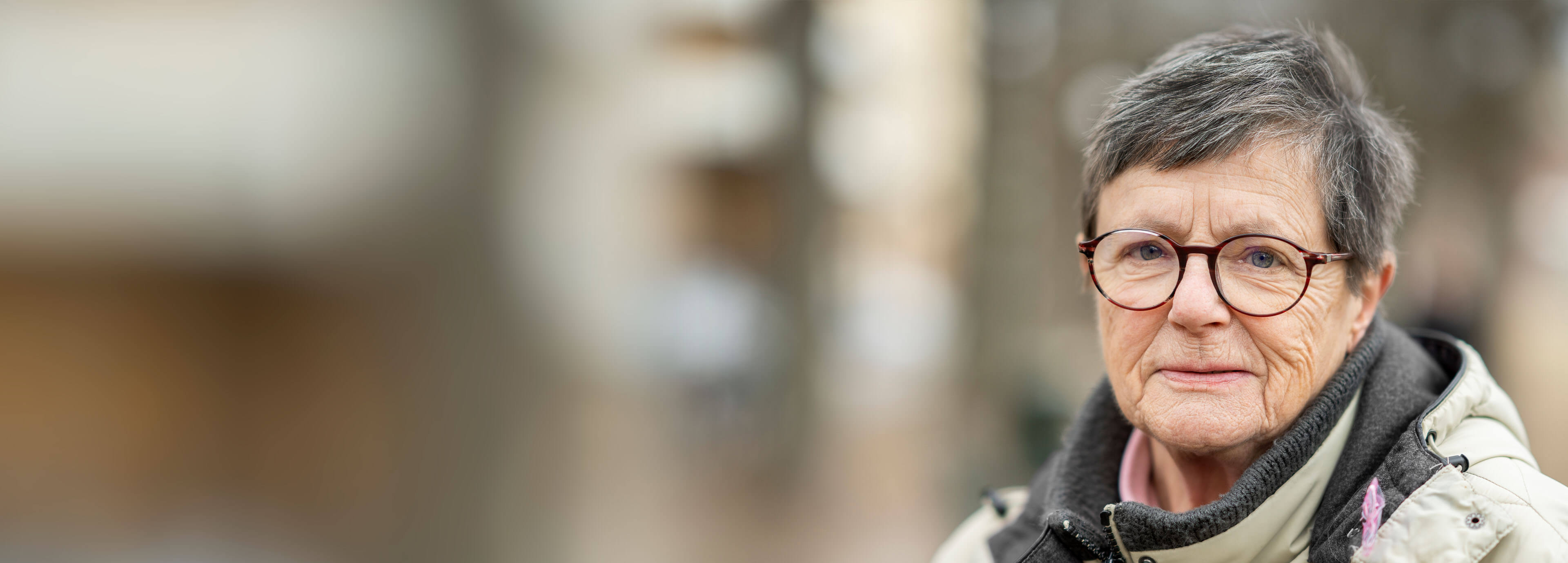 Karin Müller vid ett träd