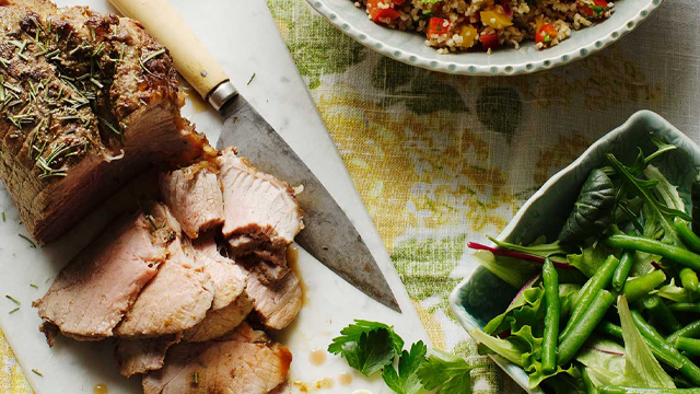 Lammstek på en skärbräda.