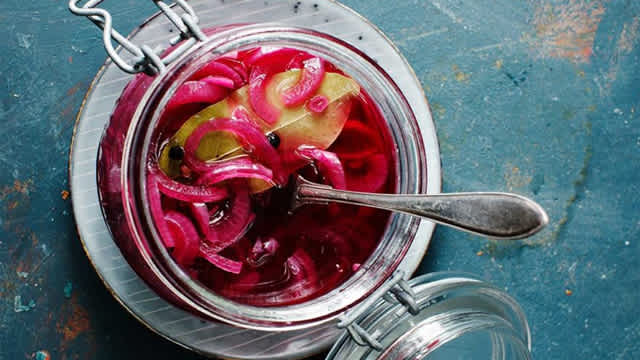 Picklad rödlök i en burk.