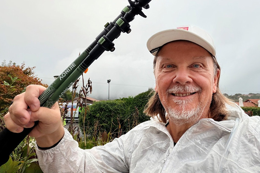 PA Gullö håller i vandringpinnar med ett leende på läpparna