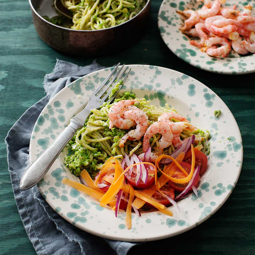 Pasta med ärtpesto i en skål.