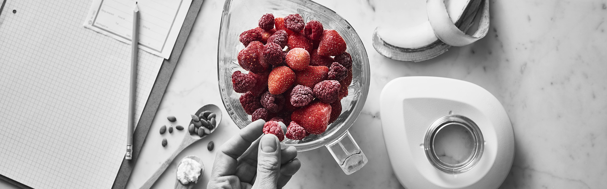 Mixer med frysta bär i.