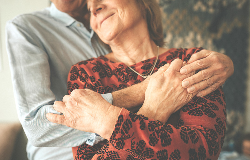 Man kramar om äldre kvinna