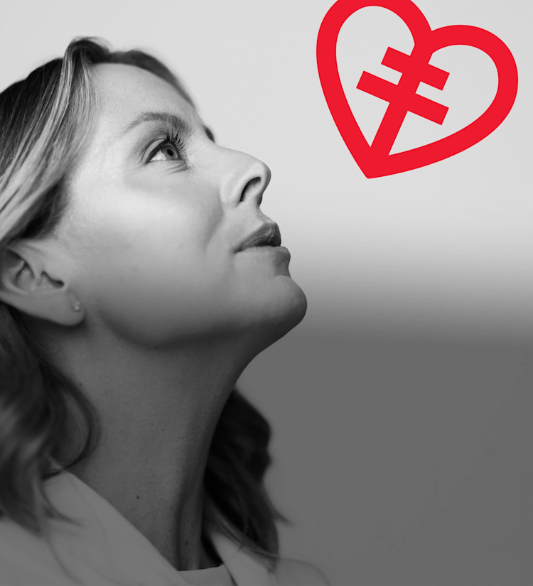 Jenny Mjösberg i svartvitt och HLF:s röda logga.