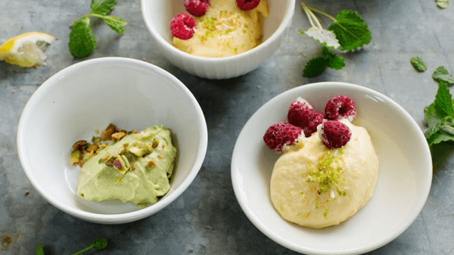 Snabb avokadoglass med matcha-te och pistagemandel 