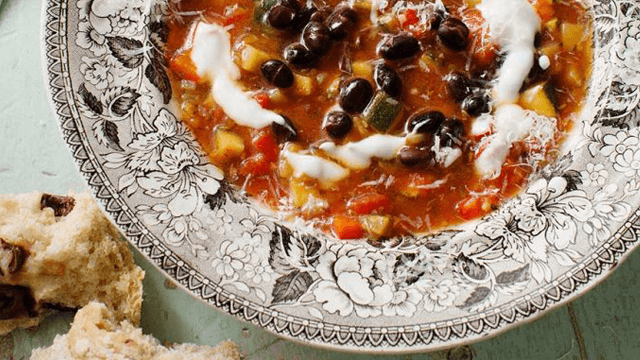 Svartbönsoppa med medelhavsgrönsaker