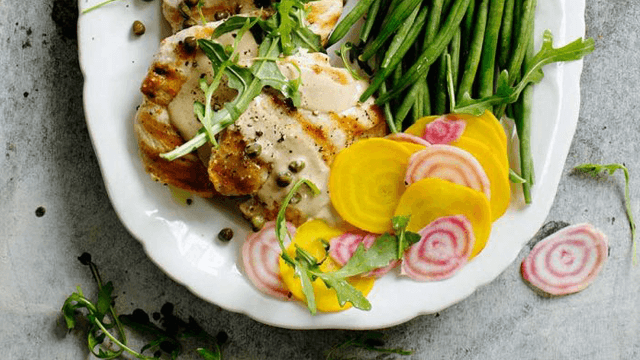 Grillade tunna kycklingfiléer med tonfisksås