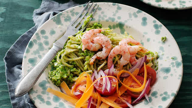 Pasta med ärtpesto i en skål.