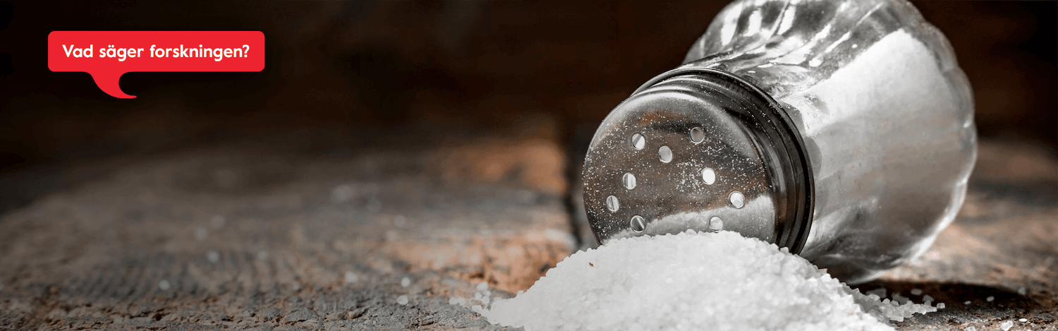 Vält saltkar och en hög salt framför