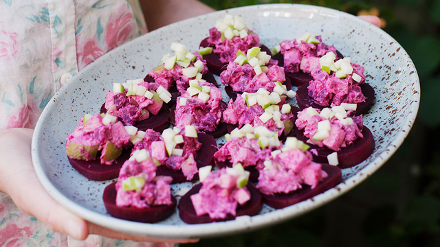 Rödbetssnittar på ett fat.