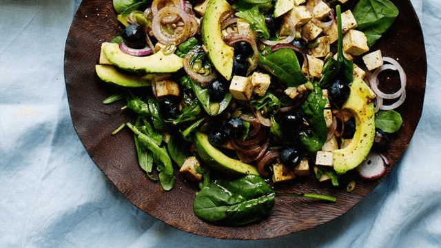 Sallad med stekt tofu, avokado, blåbär och honungsvinägrett
