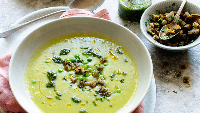 Soppa med krutonger i en skål.