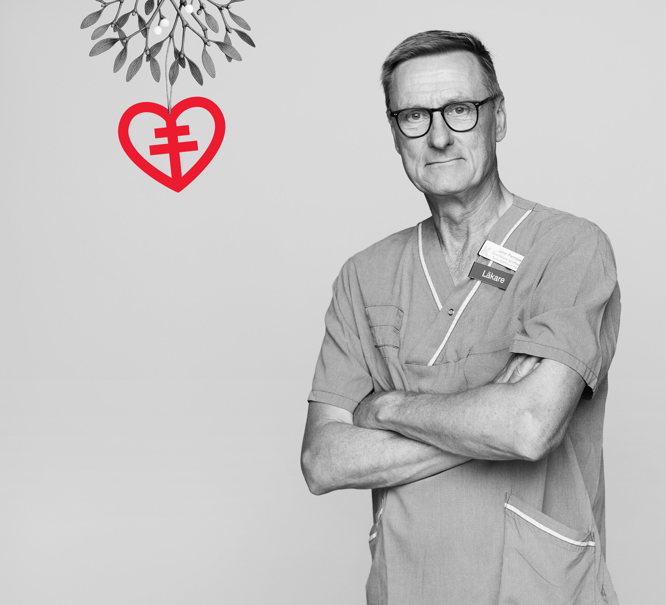 Pernow sitter på en stol med grå bakgrund. Företagsgåva. 