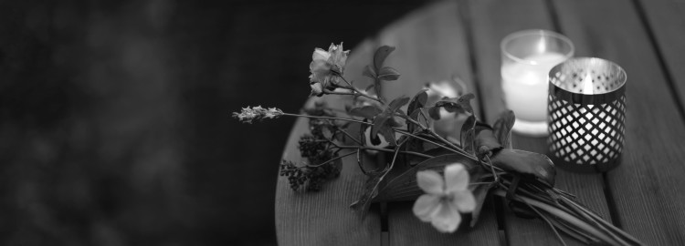 Blommor och ljus på bord
