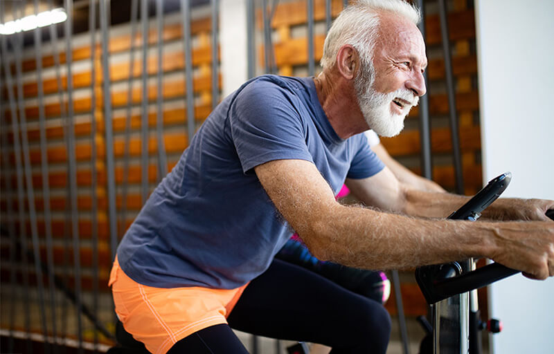 Man på träningscykel