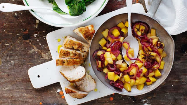 Kycklingfilé och mango chutney i en skål.