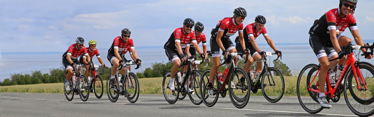 En grupp cyklister på en landsväg.