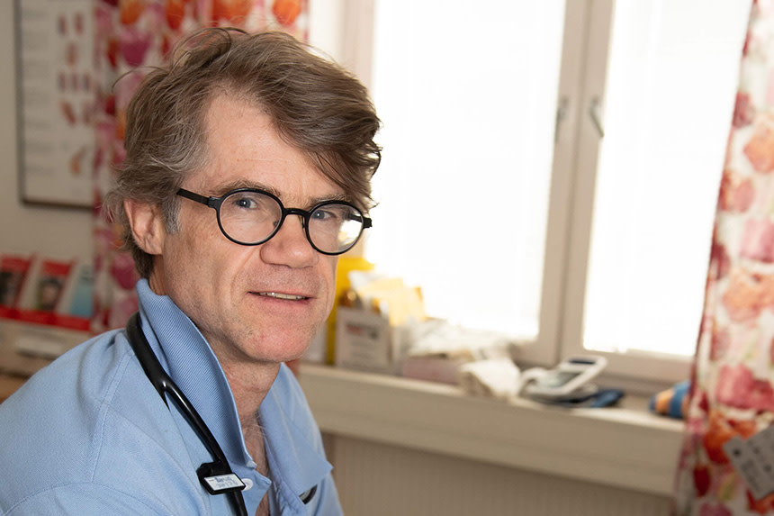 Lars Lund forskare sitter i sjukhusrum