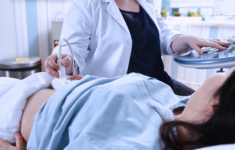 Gravid kvinna får ultraljud.