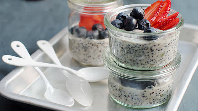 Skålar med quinoa-frutti toppade med jordgubbar och blåbär