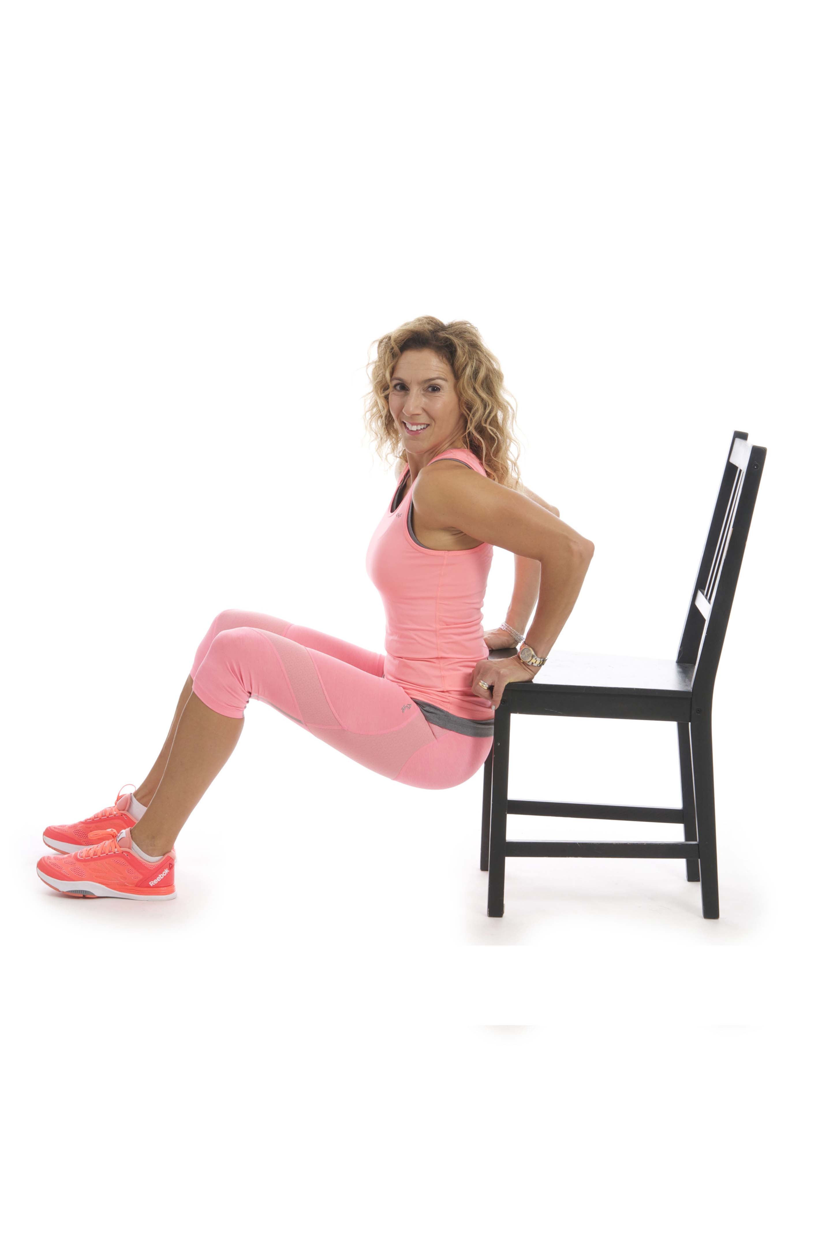 Kvinna i träningskläder tränar armarna