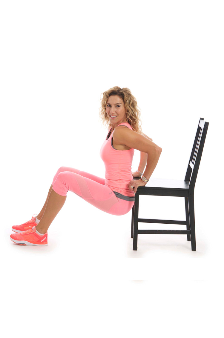 Kvinna i träningskläder tränar armarna