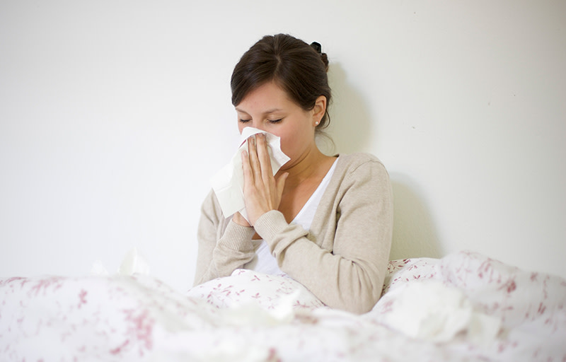 Förkyld kvinna.