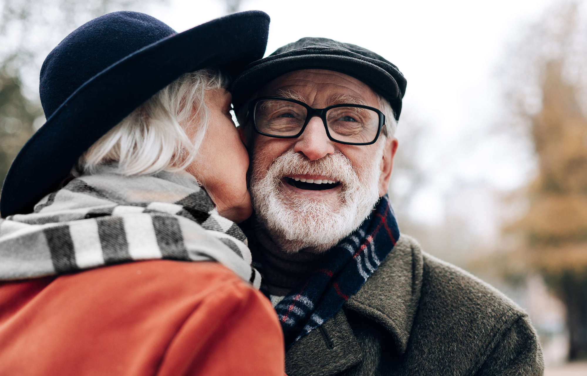 Äldre par, kvinna pussar på man.