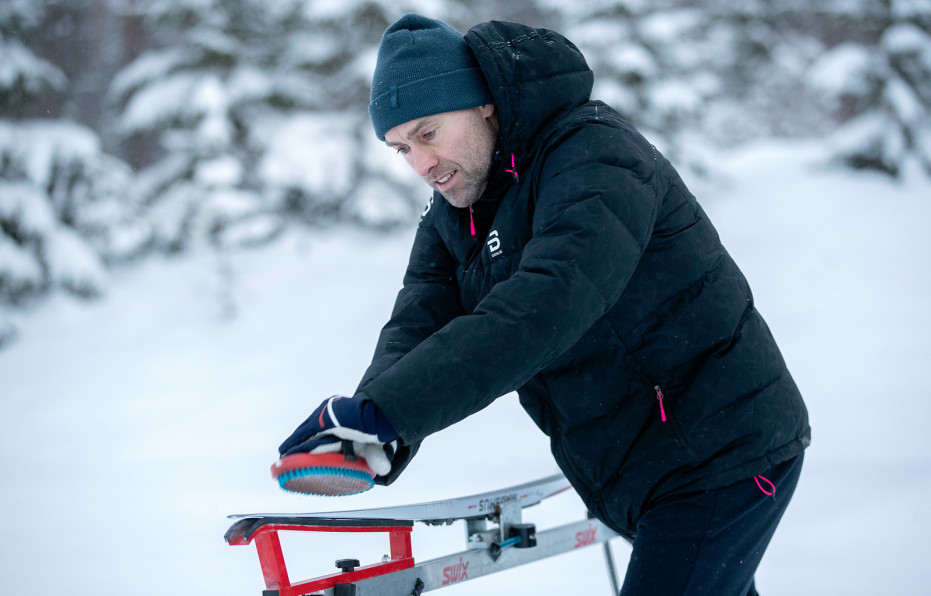 Jörgen Brink slipar sina skidor i snön