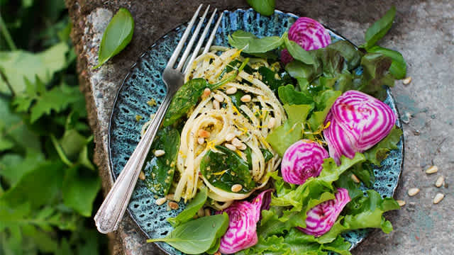 Pasta med olivpesto på ett fat.