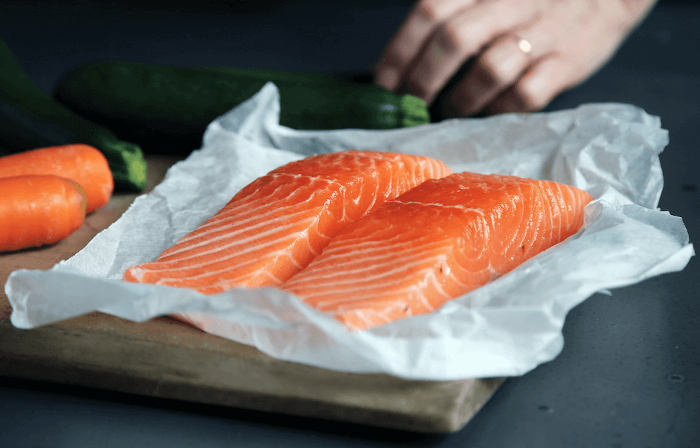 Två laxbitar i en ugnsform