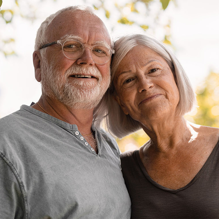 Par som håller om varandra