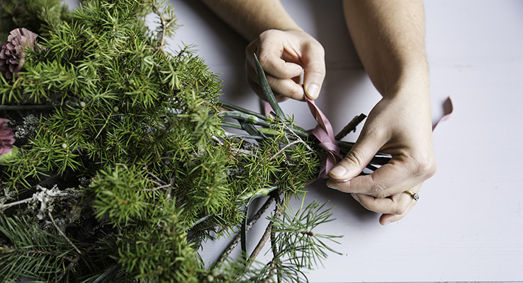 Vinterbukett med rosa sidenband.