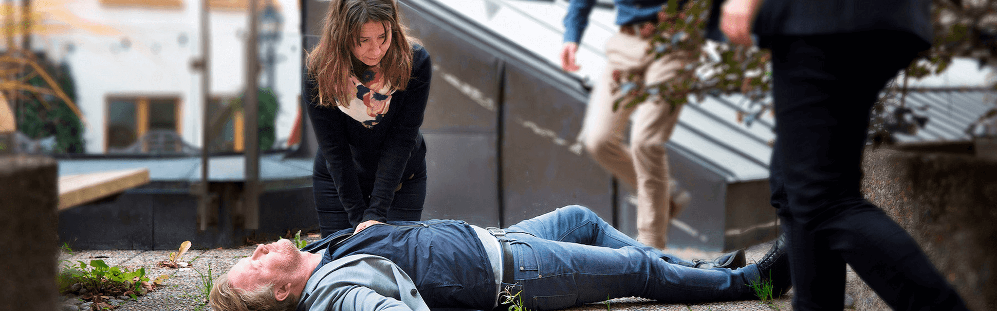 Kvinna visar hur man gör hjärt-lungräddning.