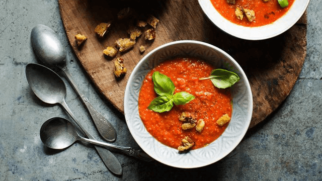 Rostad gazpacho med vitlökskrutonger