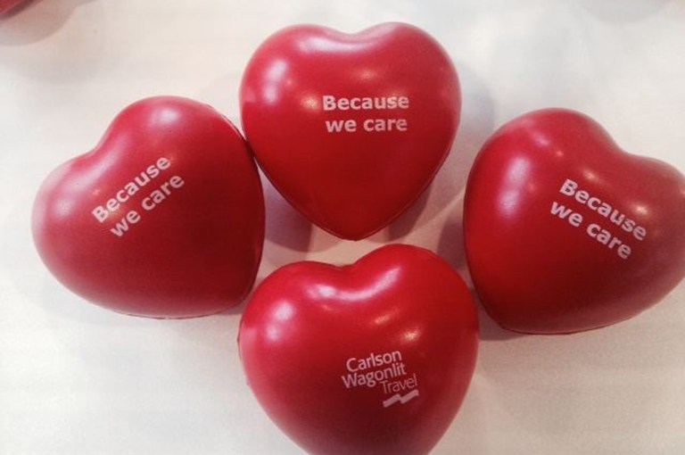 Fyra röda ballonger formade som hjärtan