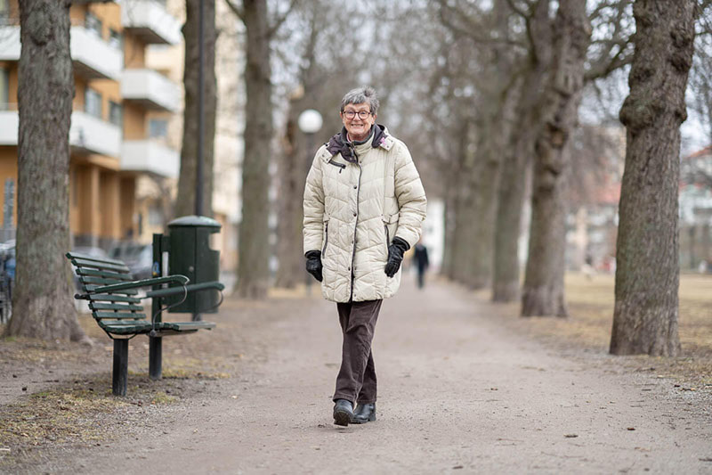 Karin Müller på en stubbe