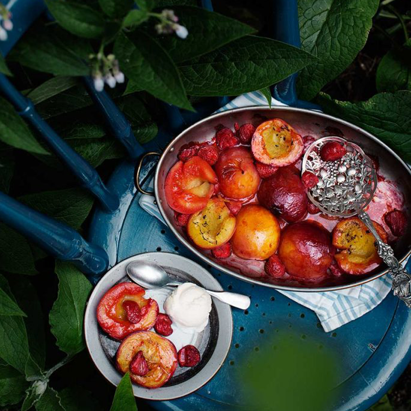 Vaniljrostade nektariner och jordgubbar med glass