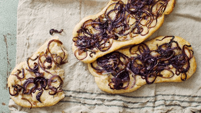 Flatbröd med rödlök