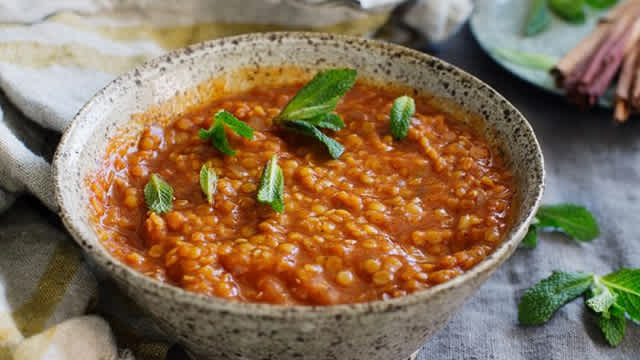 Linssoppa i en skål.