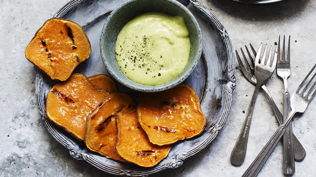 Sötpotatis och dipp på ett fat.