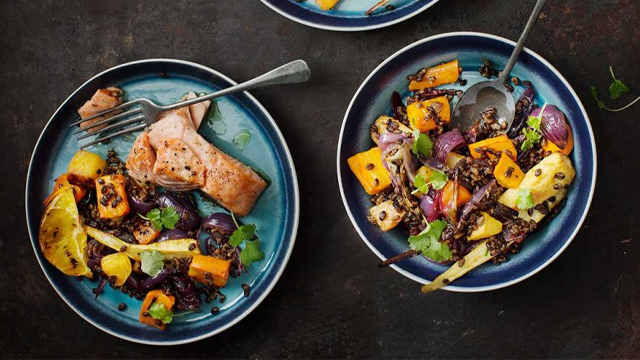 Rostade rotfrukter på tallrikar.