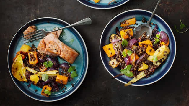 Rostade rotfrukter på tallrikar.