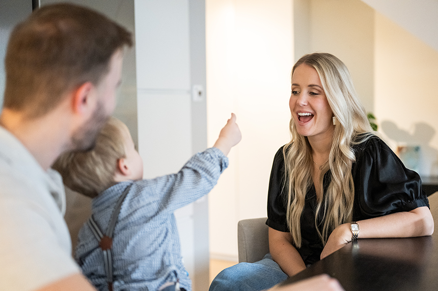 Ung kvinna leker med man och barn