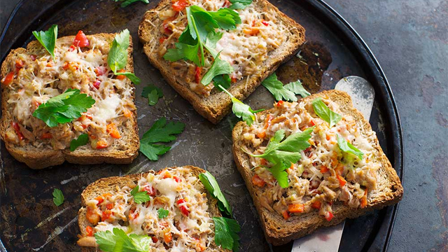 Tuna melt på ett fat.