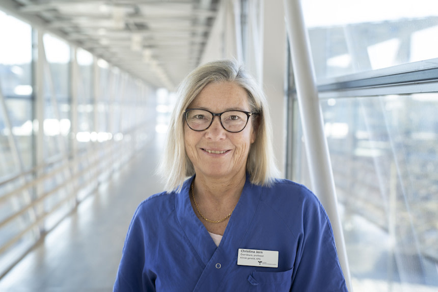 Forskaren Christina Jern på sjukhus i blåa läkarkläder