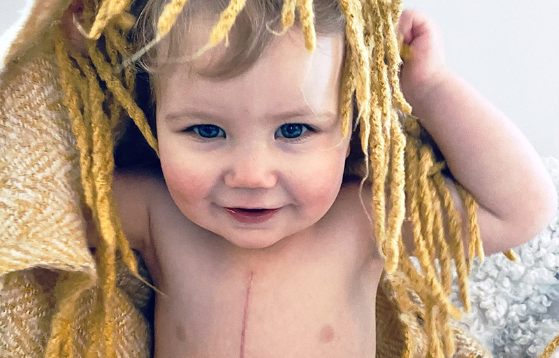 Selma - barn tittar fram under en filt.