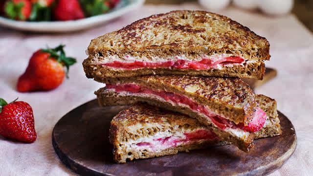 French toast staplade på varandra.